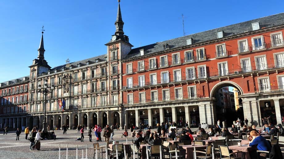 Nun zu den weniger preiswerten Städten: In Madrid mussten die Tester 127 Euro für den Warenkorb latzen. Wer hier am Königspalast seinen Kaffee schlürft, befindet sich in der fünft-teuersten Stadt Europas.