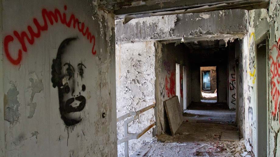 Auch in der verfallenden ehemaligen irakischen Botschaft in Berlin zieren Graffitis die Wände.