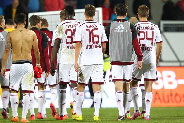 Spieler des 1. FC Nürnberg verlassen nach der Niederlage gegen Heidenheim enttäuscht den Platz.