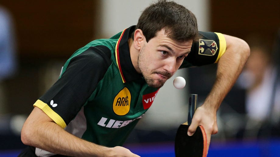 Timo Boll spielt einen Aufschlag bei der Team-EM in Lissabon.