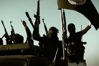 Vermummte Kämpfer der Terrormiliz IS.