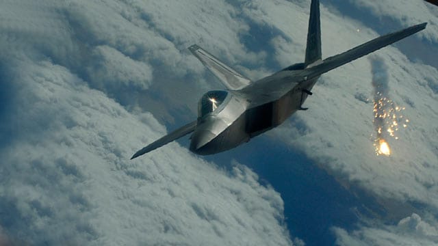 Wenn der Hightech-Kampfjet F22 Raptor fliegt, kostet das 68.000 US-Dollar. Pro Stunde.