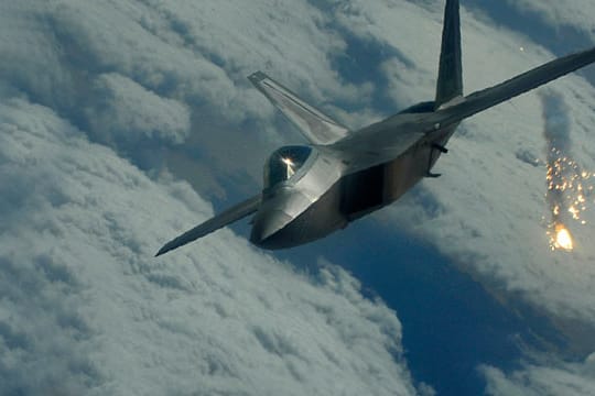 Wenn der Hightech-Kampfjet F22 Raptor fliegt, kostet das 68.000 US-Dollar. Pro Stunde.