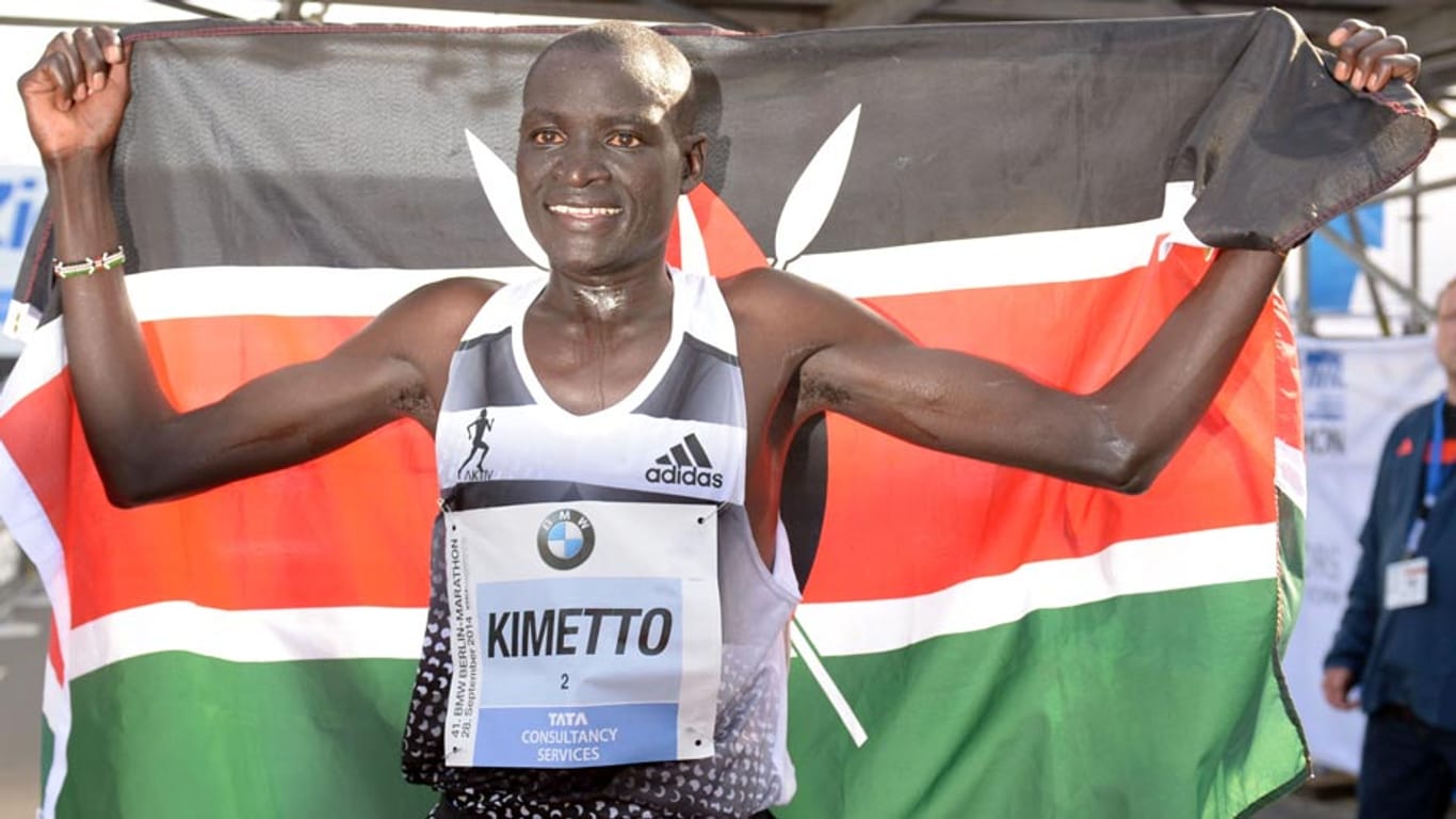 Der Kenianer Dennis Kimetto überquert in neuer Weltrekordzeit die Ziellinie des Berlin-Marathon.