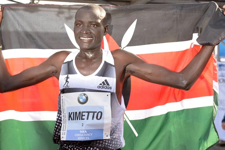 Der Kenianer Dennis Kimetto überquert in neuer Weltrekordzeit die Ziellinie des Berlin-Marathon.