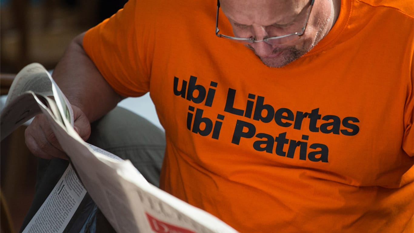 "Wo Freiheit herrscht, da ist das Vaterland", besagt der lateinische Spruch auf dem T-Shirt dieses "Neuen Liberalen". Heute gründete sich die Partei in Hamburg.