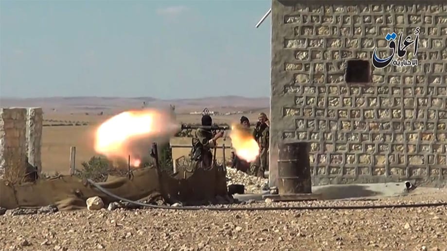 Der Screenshot eines Videos zeigt angeblich IS-Kämpfer vor den Toren der kurdischen Stadt Ain al-Arab in Nordsyrien Der Screenshot eines Videos zeigt angeblich IS-Kämpfer vor den Toren der kurdischen Stadt Ain al-Arab in Nordsyrien
