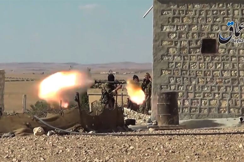 Der Screenshot eines Videos zeigt angeblich IS-Kämpfer vor den Toren der kurdischen Stadt Ain al-Arab in Nordsyrien