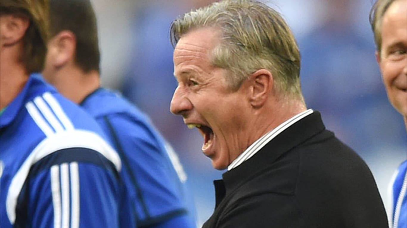 Schalke-Trainer Jens Keller jubelt nach dem Sieg gegen den BVB.
