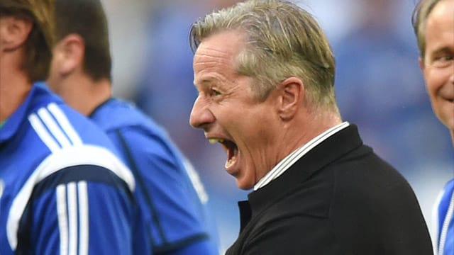 Schalke-Trainer Jens Keller jubelt nach dem Sieg gegen den BVB.