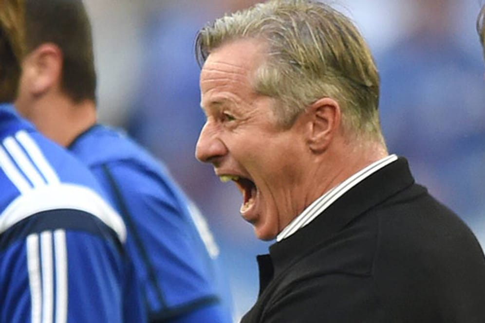 Schalke-Trainer Jens Keller jubelt nach dem Sieg gegen den BVB.