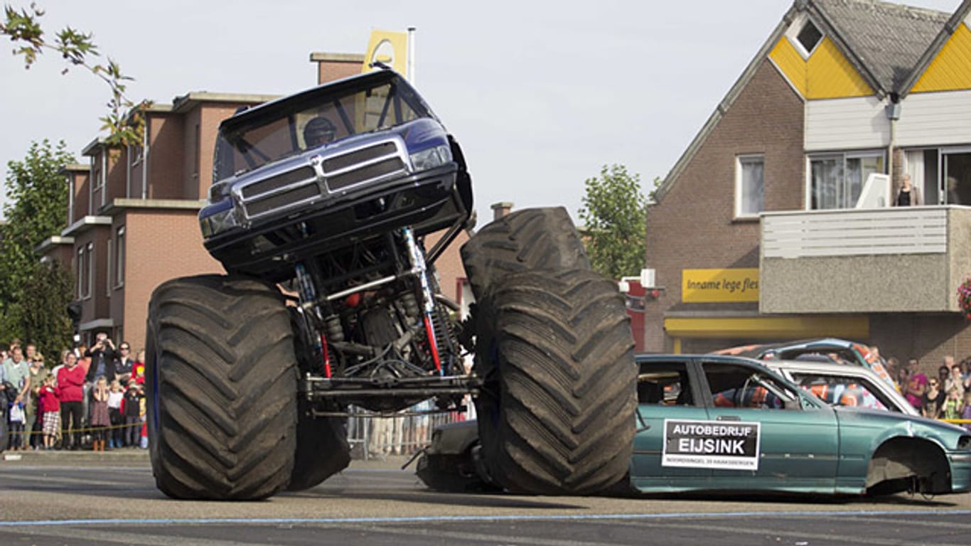 Bei einer Stuntshow in der niederländischen Gemeinde Haaksbergen sind drei Menschen ums Leben gekommen.