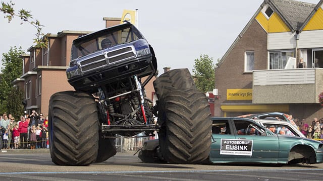 Bei einer Stuntshow in der niederländischen Gemeinde Haaksbergen sind drei Menschen ums Leben gekommen.