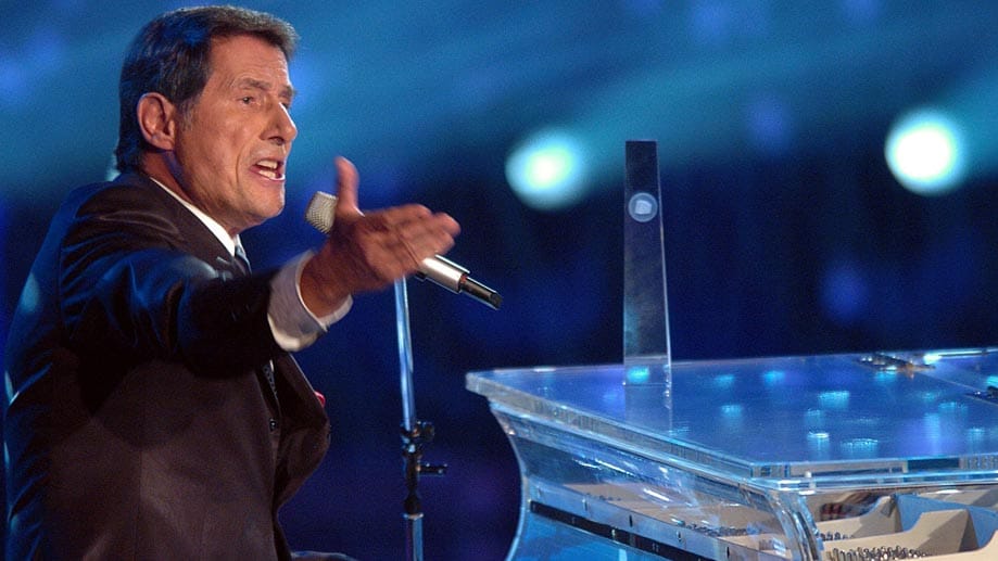 Der gläserne Flügel gehört zu einem Konzert von Udo Jürgens wie der Bademantel. Dieses Foto entstand 2004. In diesem Jahr feierte Jürgens seinen 70. Geburtstag.