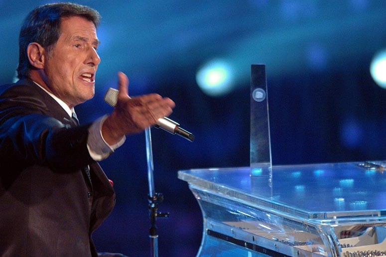 Der gläserne Flügel gehört zu einem Konzert von Udo Jürgens wie der Bademantel. Dieses Foto entstand 2004. In diesem Jahr feierte Jürgens seinen 70. Geburtstag.