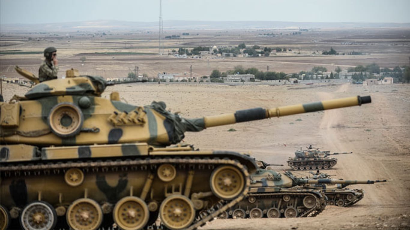 Die Türkei hat Panzer an die Grenze zu Syrien verlegt und will den US-geführten Angriffen gegen IS beitreten.