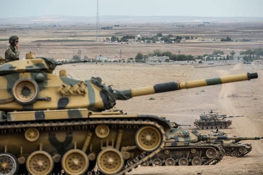 Die Türkei hat Panzer an die Grenze zu Syrien verlegt und will den US-geführten Angriffen gegen IS beitreten.