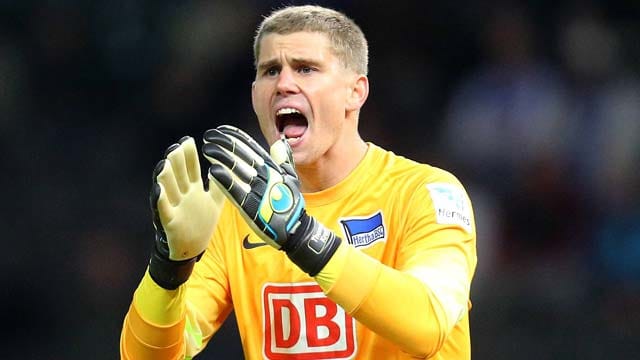Hertha-Keeper Thomas Kraft prangert das Fehlverhalten der FCA-Balljungen an. Hertha-Keeper Thomas Kraft prangert das Fehlverhalten der FCA-Balljungen an.