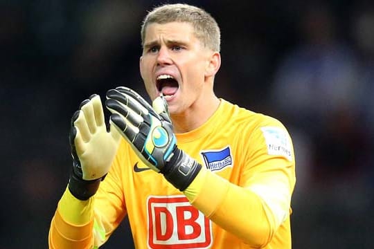 Hertha-Keeper Thomas Kraft prangert das Fehlverhalten der FCA-Balljungen an.