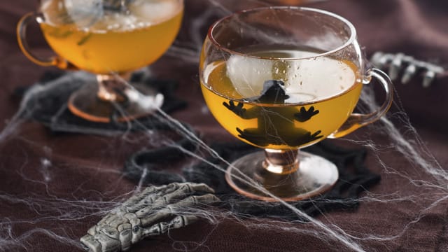 Zu einem richtigen Halloween-Cocktail gehört die passende Dekoration