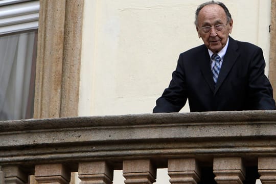 Hans-Dietrich Genscher kehrt nach 25 Jahren zurück in die Prager Botschaft.