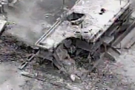 Ein nach einem Luftangriff zerstörtes IS-Gebäude im nordsyrischen Rakka.