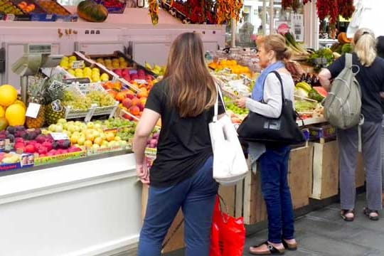 Frische Lebensmittel, Blumen, Kunsthandwerk und vieles mehr gibt es auf Roms Märkten zu kaufen.