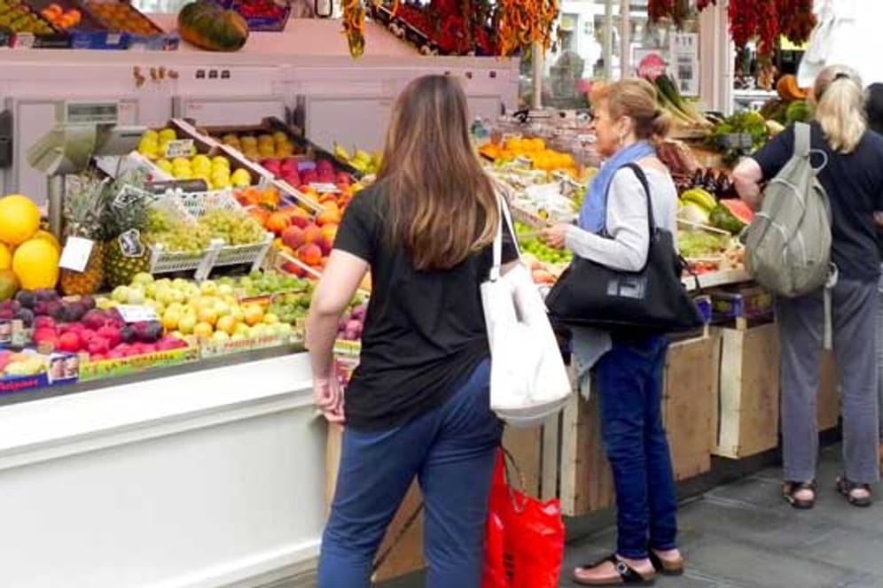 Frische Lebensmittel, Blumen, Kunsthandwerk und vieles mehr gibt es auf Roms Märkten zu kaufen.