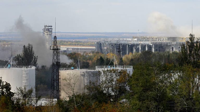 Rauchschwaden über dem Flughafen von Donezk. Die prorussischen Rebellen haben offenbar die Kontrolle über das Gelände übernommen.