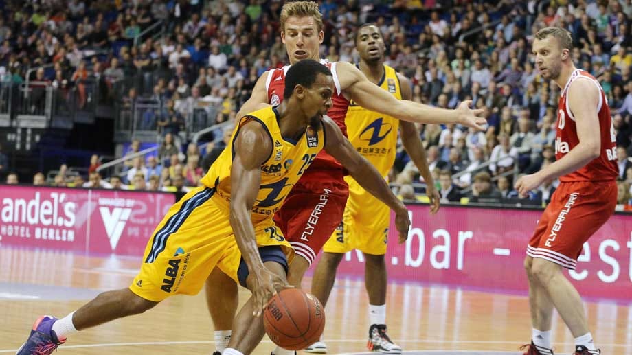 ALBA Berlin (im Bild Clifford Hammonds, vorne) konnte den FC Bayern im Champions Cup besiegen.