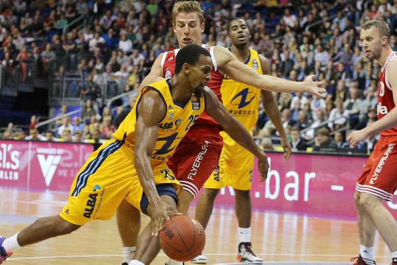 ALBA Berlin (im Bild Clifford Hammonds, vorne) konnte den FC Bayern im Champions Cup besiegen.