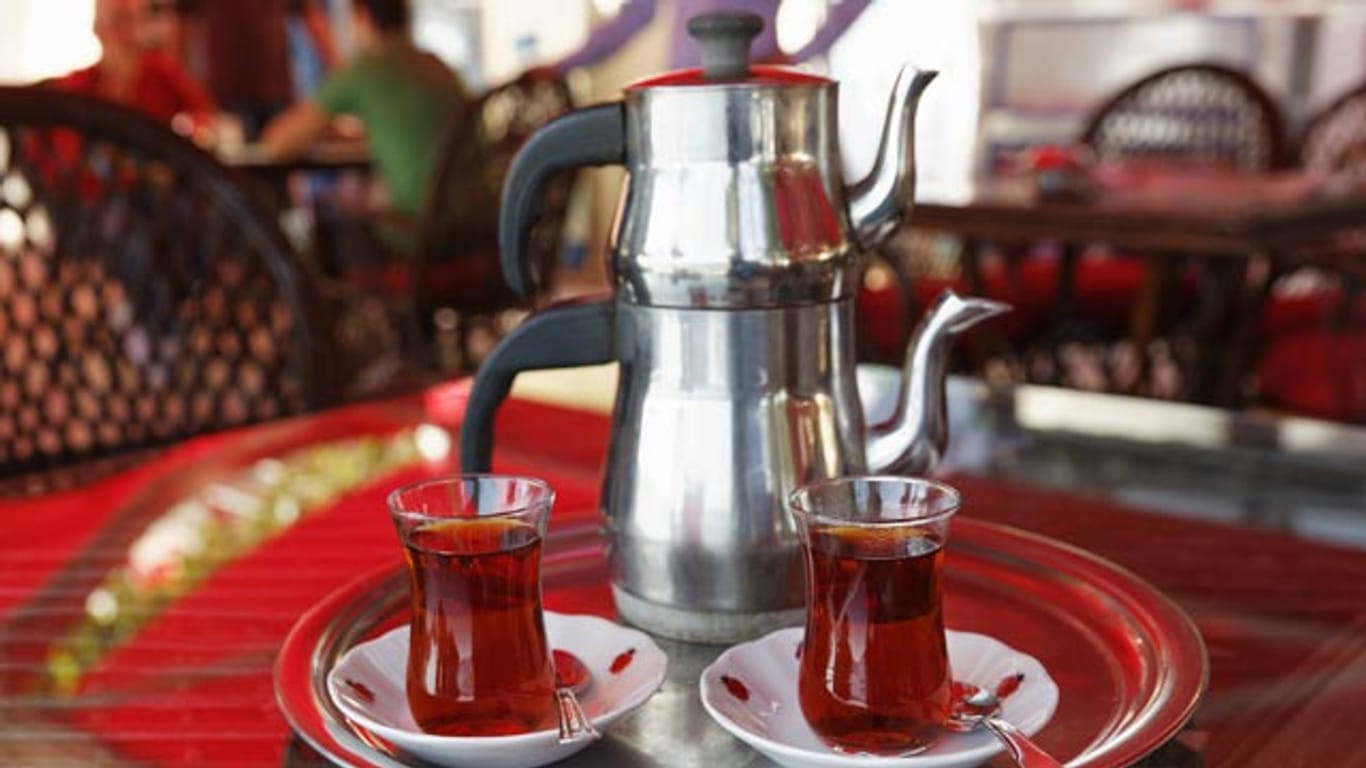 Den türkischen Tee kocht man in einem Çaydanlik und trinkt man aus kleinen Gläsern.