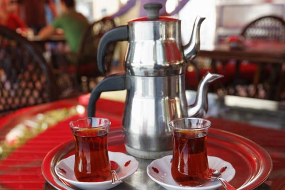 Den türkischen Tee kocht man in einem Çaydanlik und trinkt man aus kleinen Gläsern.