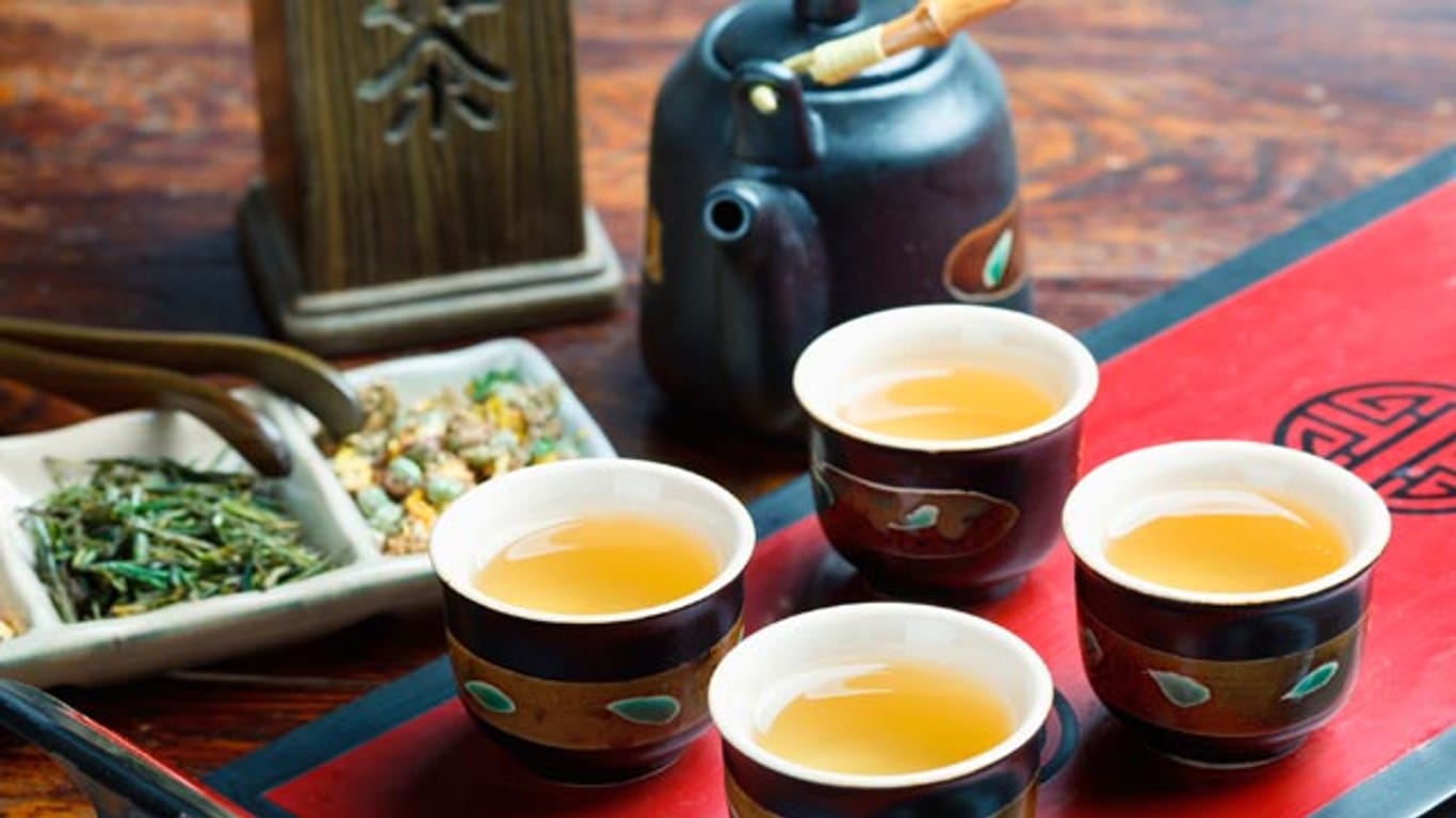 Bei der Chinesischen Teezeremonie benutzt man kleine Schälchen anstatt Tassen.