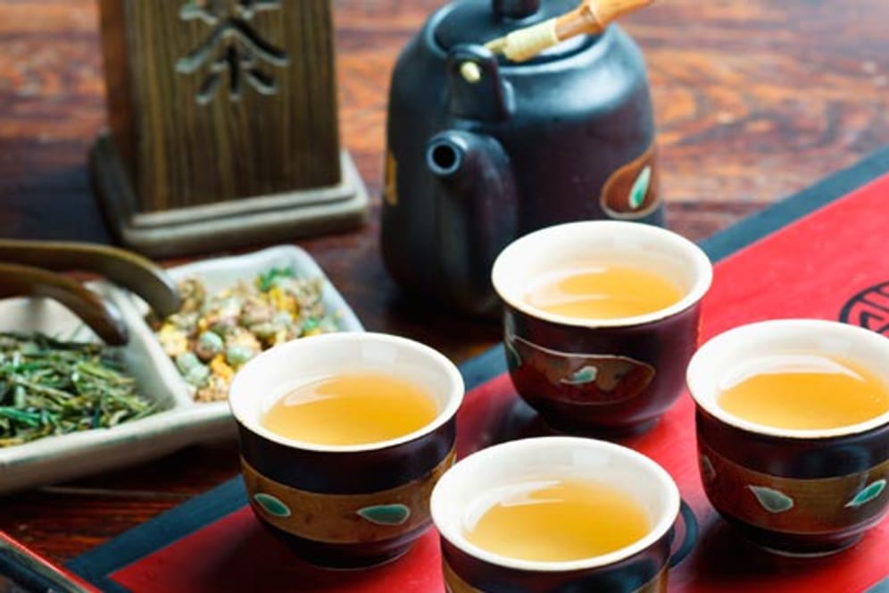 Bei der Chinesischen Teezeremonie benutzt man kleine Schälchen anstatt Tassen.