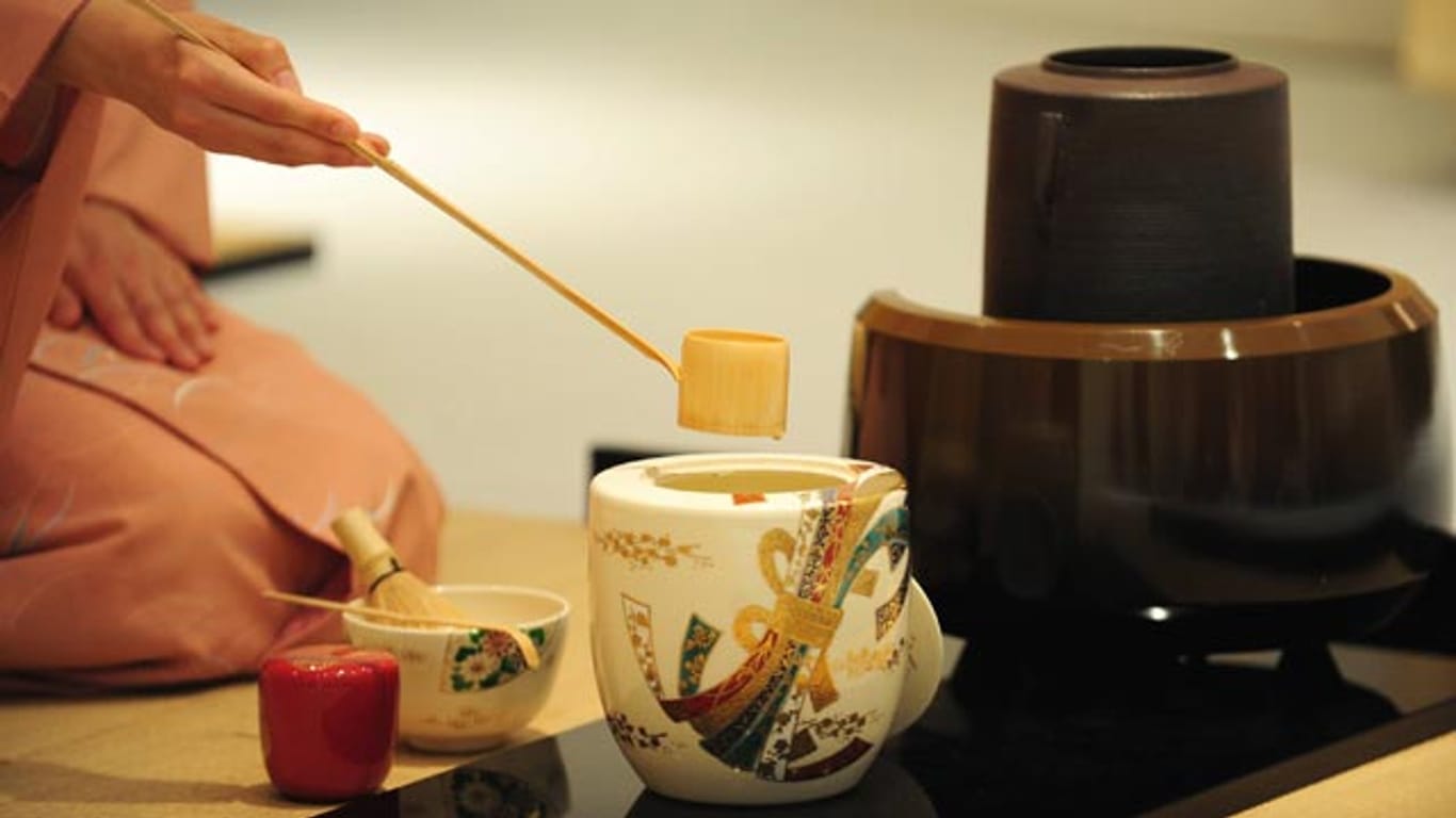 Zur Japanischen Teezeremonie gehören Teeschale, ein Gefäß für Frischwasser, eines für Gebrauchtwasser, ein Wasserkessel sowie ein spezieller Löffel aus Bambus und ein Teebesen.