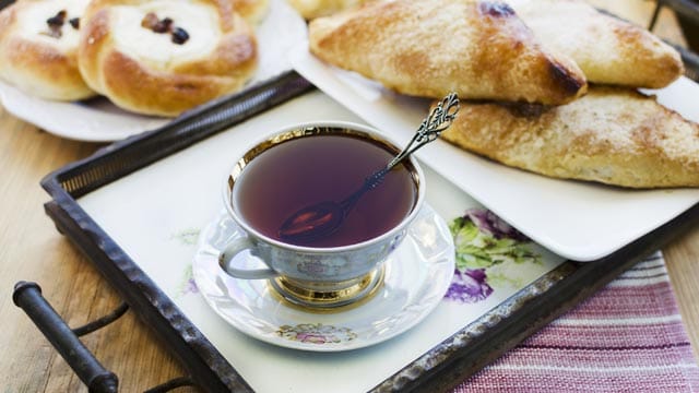 Zum traditionellen Englischen Fünf Uhr Tee mit oder ohne Milch gibt es auch leckeres Gebäck.