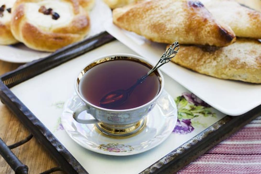 Zum traditionellen Englischen Fünf Uhr Tee mit oder ohne Milch gibt es auch leckeres Gebäck.