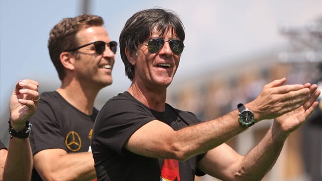 Oliver Bierhoff (li.) und Joachim Löw beim Empfang der Weltmeister in Berlin.