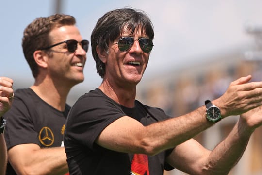 Oliver Bierhoff (li.) und Joachim Löw beim Empfang der Weltmeister in Berlin.