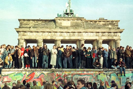 Das Symbol der Teilung wird von den Bürgern friedlich erobert: Die Berliner Mauer im November 1989