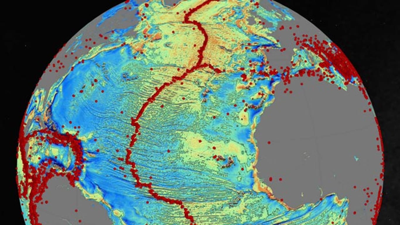 Karte des Atlantikbodens (farbig; Grau zeigt Kontinente): Erhebungen sind gelblich, rote Punkte stehen für stärkere Erdbeben - sie ballen sich an den Grenzen von Erdplatten.