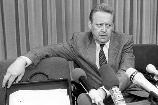 Schlecht vorbereitet: Günter Schabowski bei der Pressekonferenz am 9. November