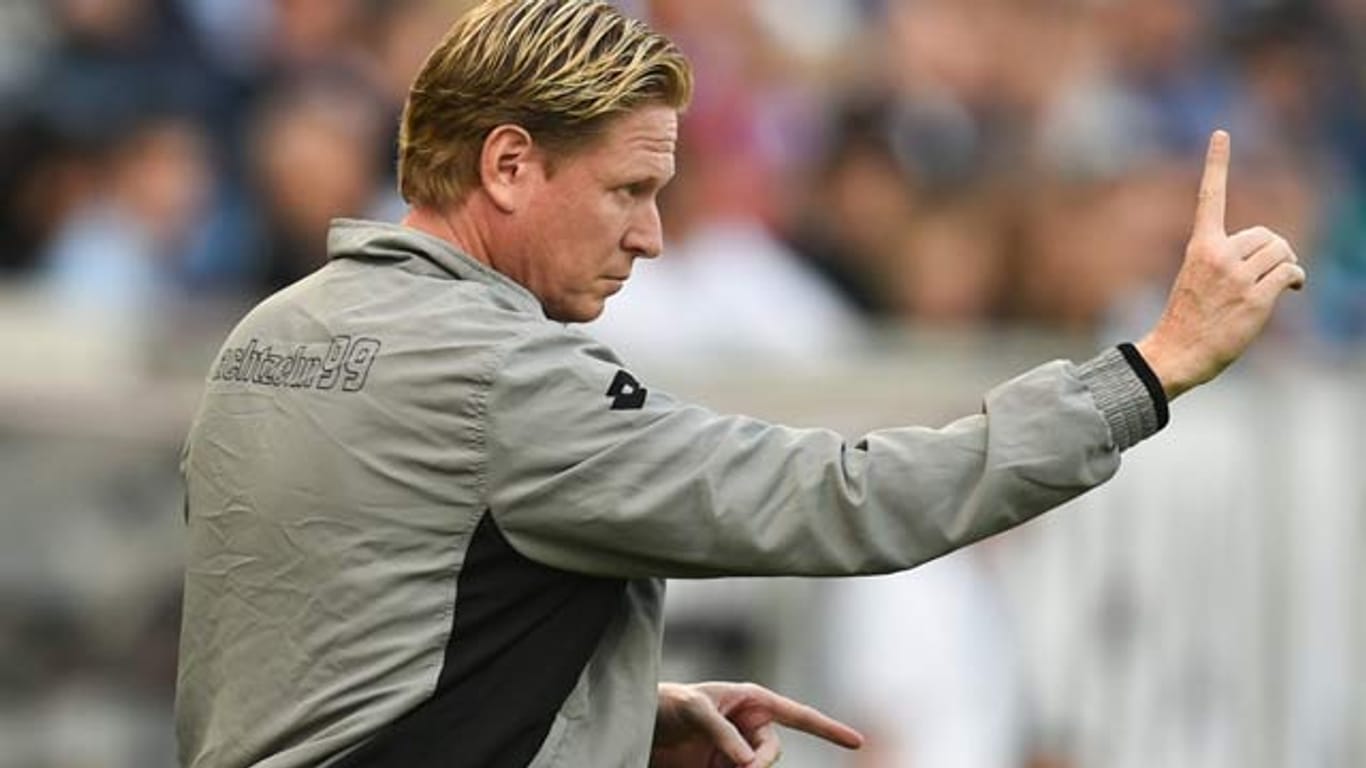 Hoffenheims Trainer Markus Gisdol während der Partie gegen Schalke
