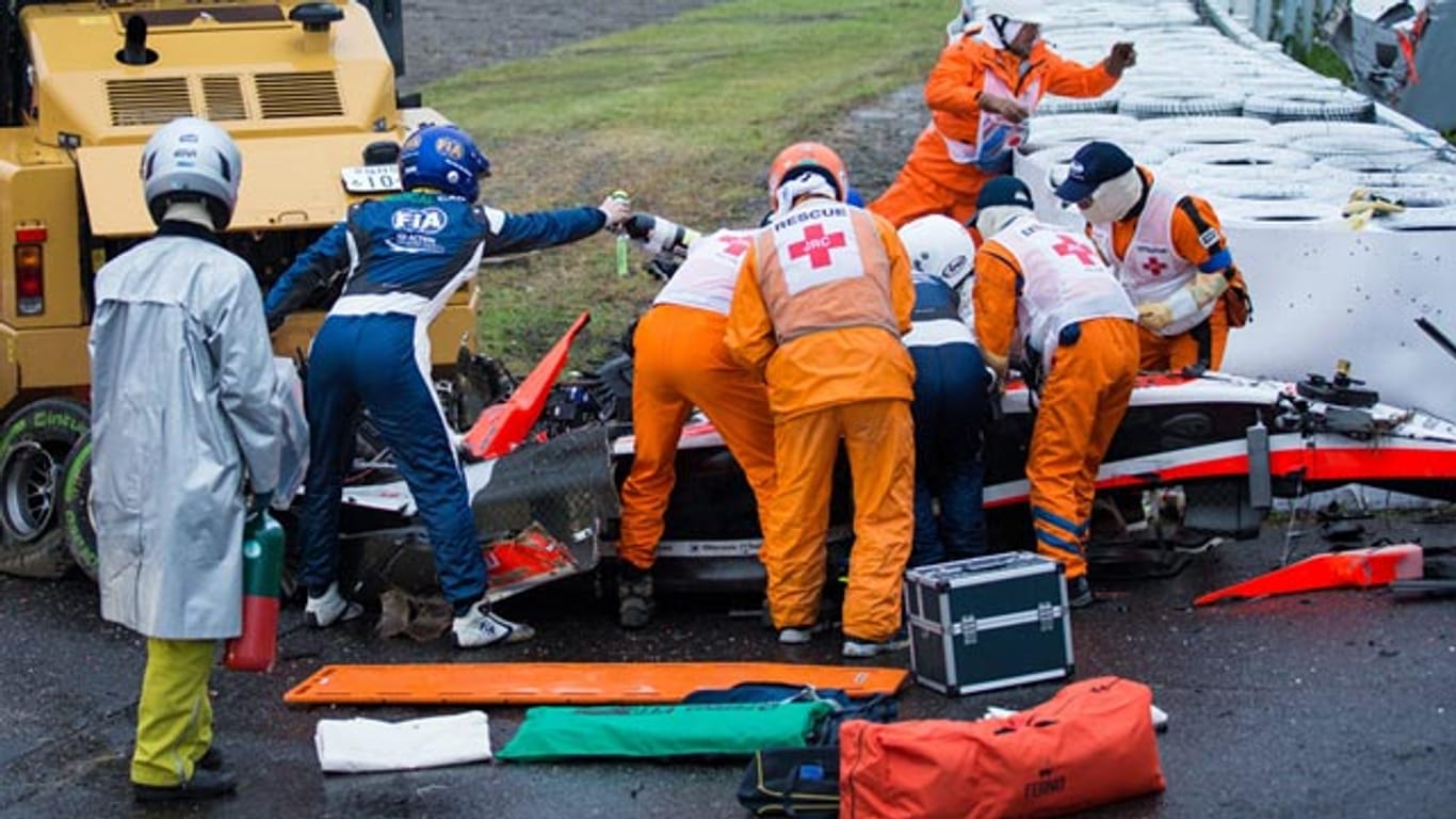 Jules Bianchi kracht in ein Bergungsfahrzeug und verletzt sich offenbar schwer.