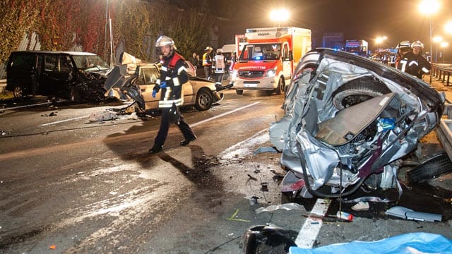 Bei dem Unfall auf der A2 sind ein Säugling getötet und 20 Menschen verletzt worden. Bei dem Unfall auf der A2 sind ein Säugling getötet und 20 Menschen verletzt worden.