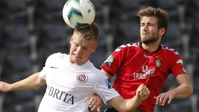 Wehens Daniel Wein (li.) ist vor Daniel Hägele von Sonnenhof Großaspach am Ball.