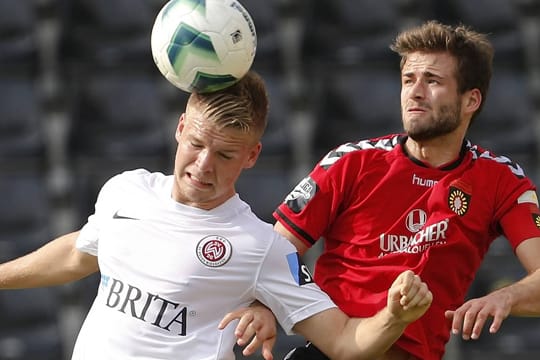 Wehens Daniel Wein (li.) ist vor Daniel Hägele von Sonnenhof Großaspach am Ball.