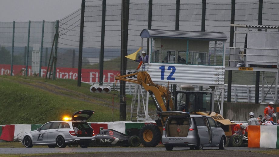 Nach dem Crash bemühen sich Ärzte und Streckenposten um den verunglückten Jules Bianchi. Nach dem Crash bemühen sich Ärzte und Streckenposten um den verunglückten Jules Bianchi.