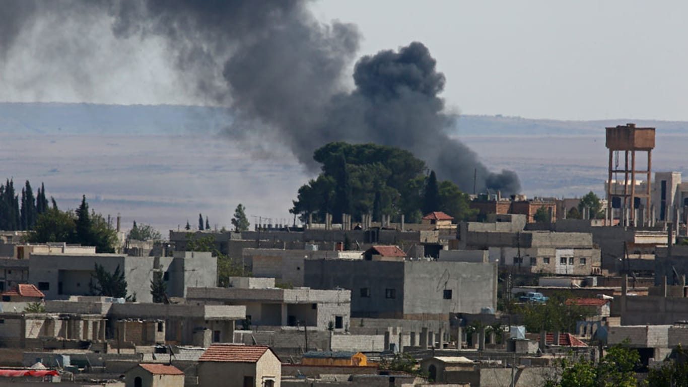 Nach den Angriffen durch IS-Terroristen steigt in Kobane Rauch auf